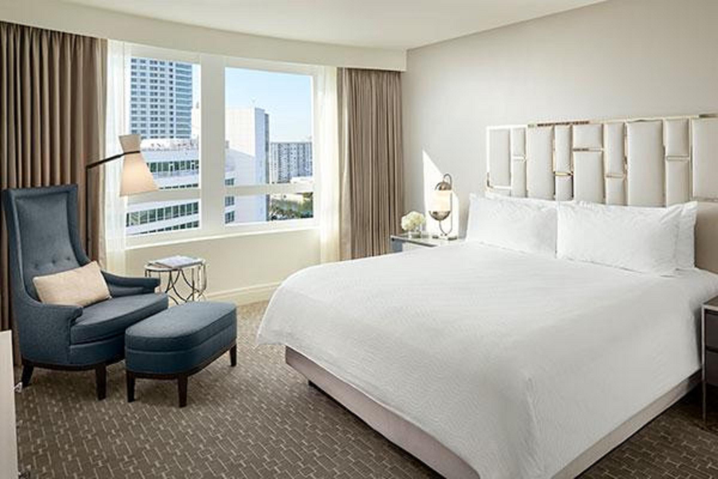 Fontainebleau Miami Beach Esterno foto A bedroom at the Four Seasons Hotel Miami