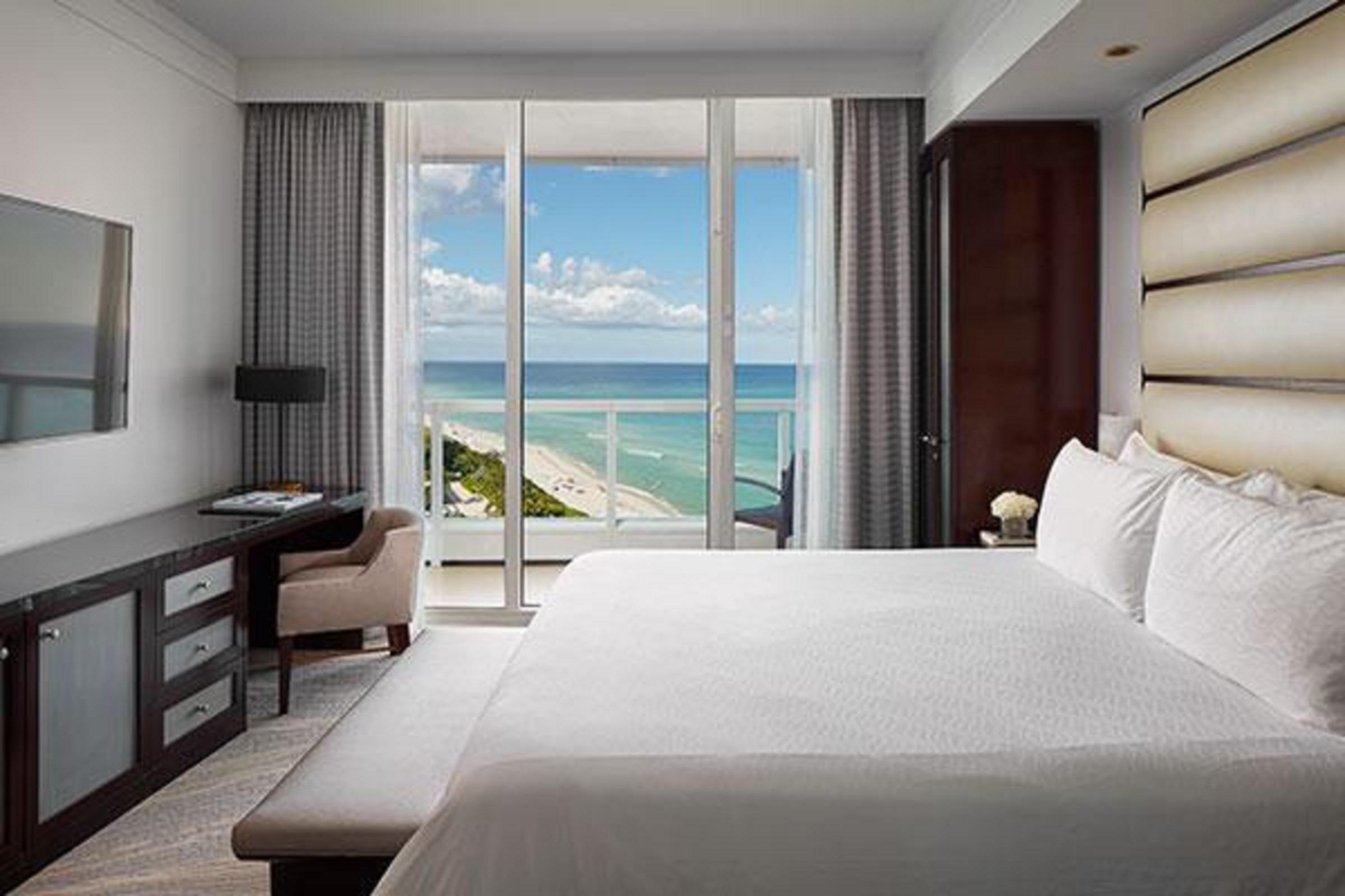 Fontainebleau Miami Beach Esterno foto A bedroom at the Four Seasons Hotel Miami
