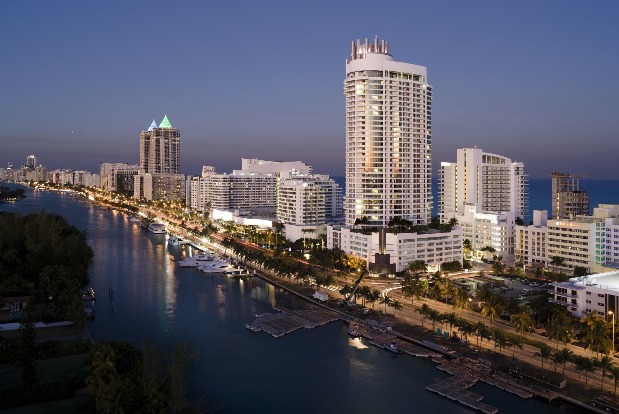 Fontainebleau Miami Beach Esterno foto Boca Raton skyline