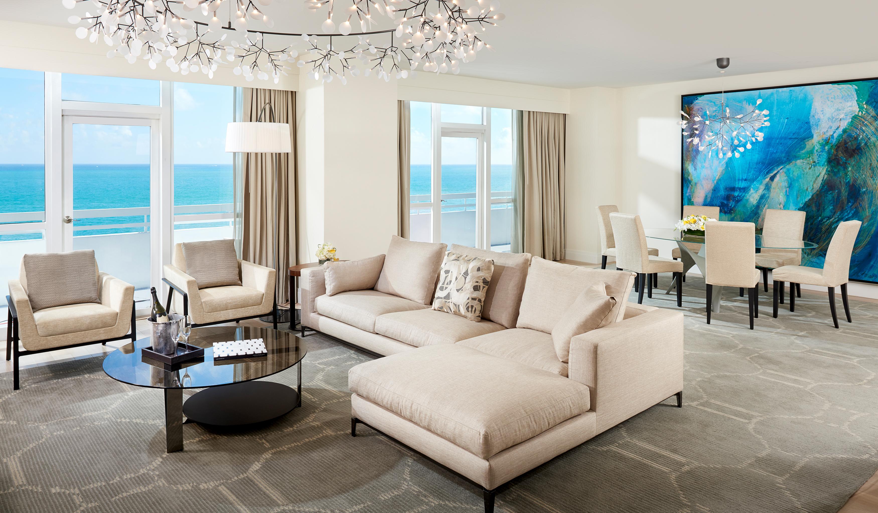 Fontainebleau Miami Beach Esterno foto A suite at Atlantis Paradise Island