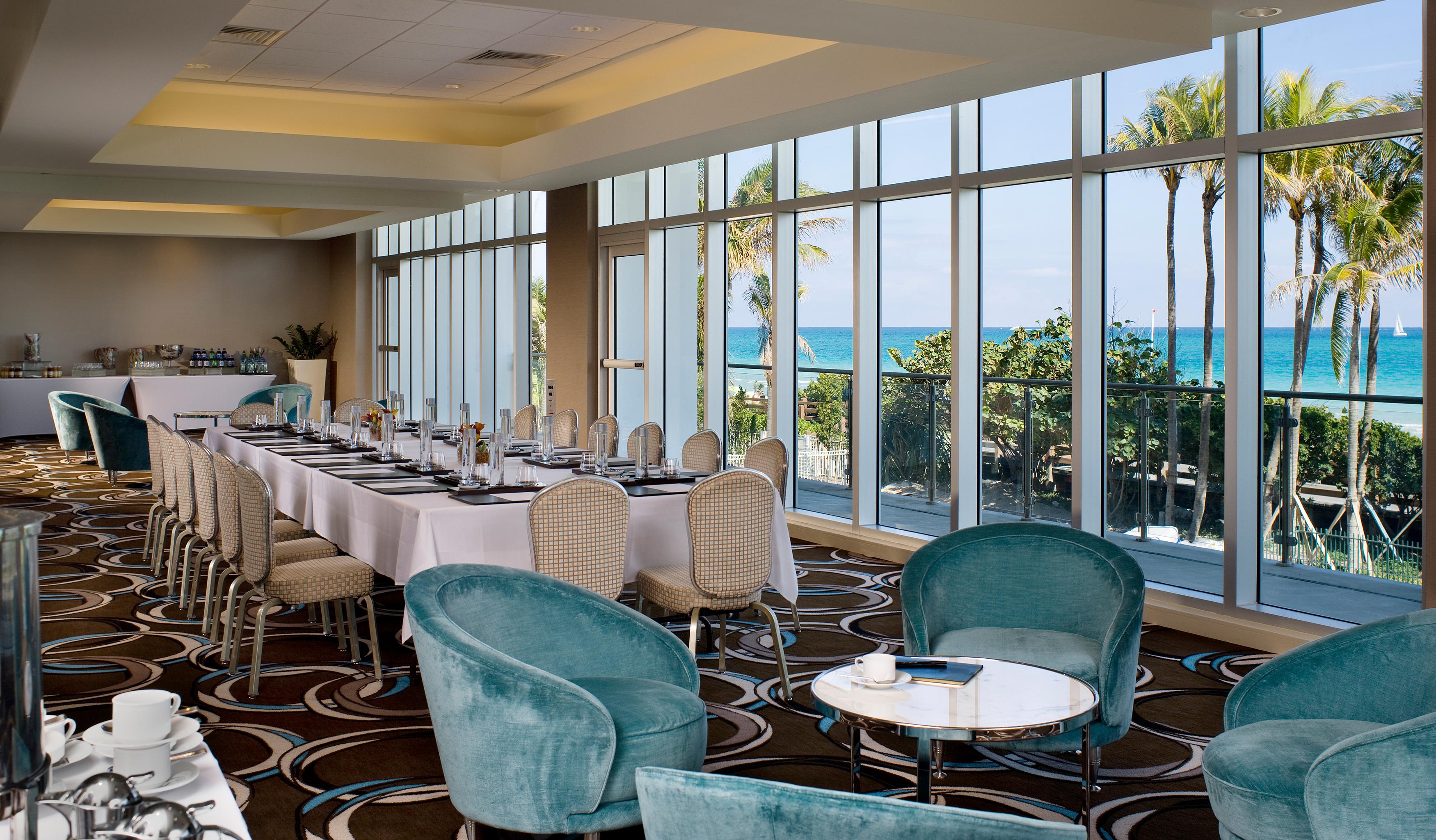 Fontainebleau Miami Beach Esterno foto The Beach Club