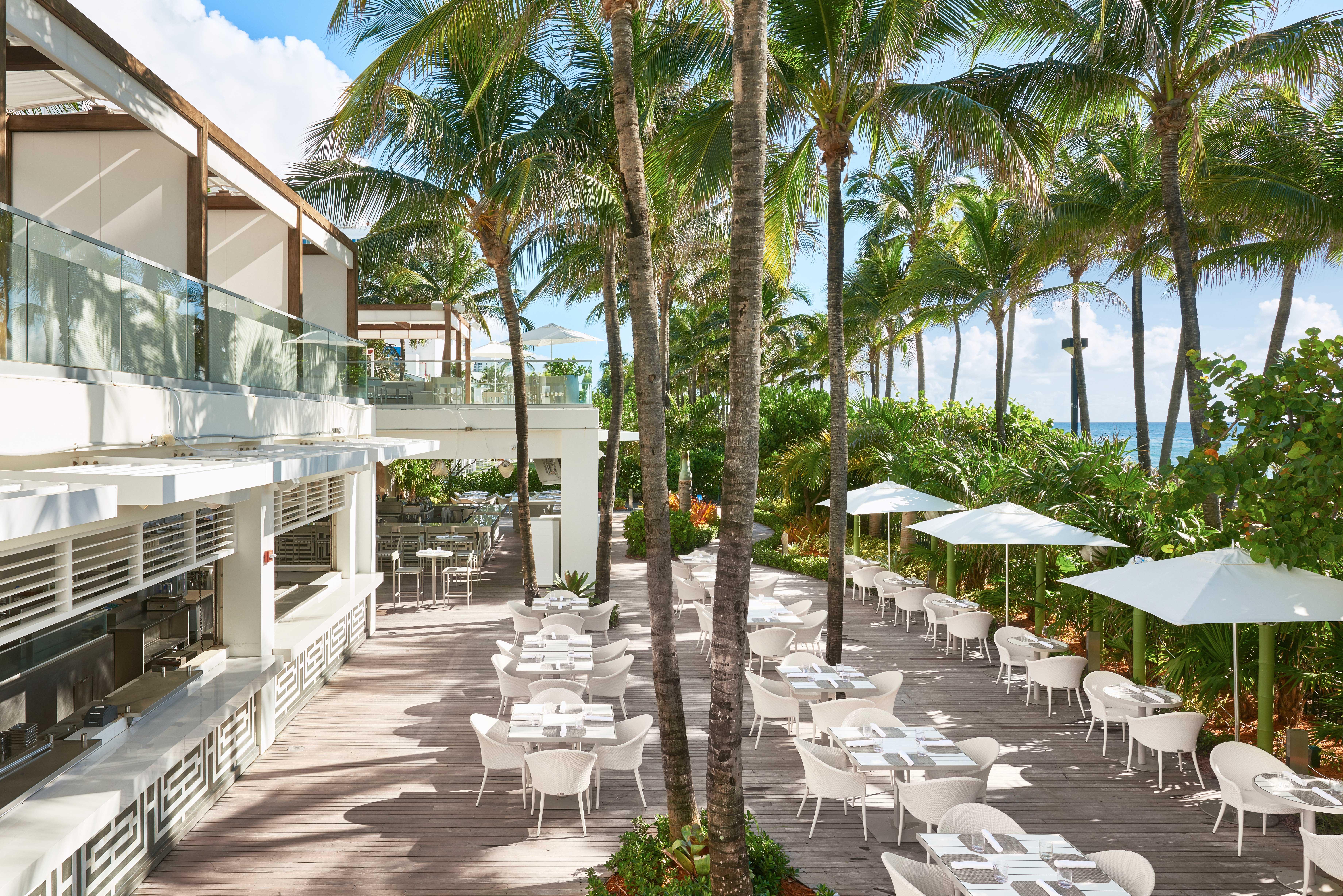 Fontainebleau Miami Beach Esterno foto The Deck at Island Gardens