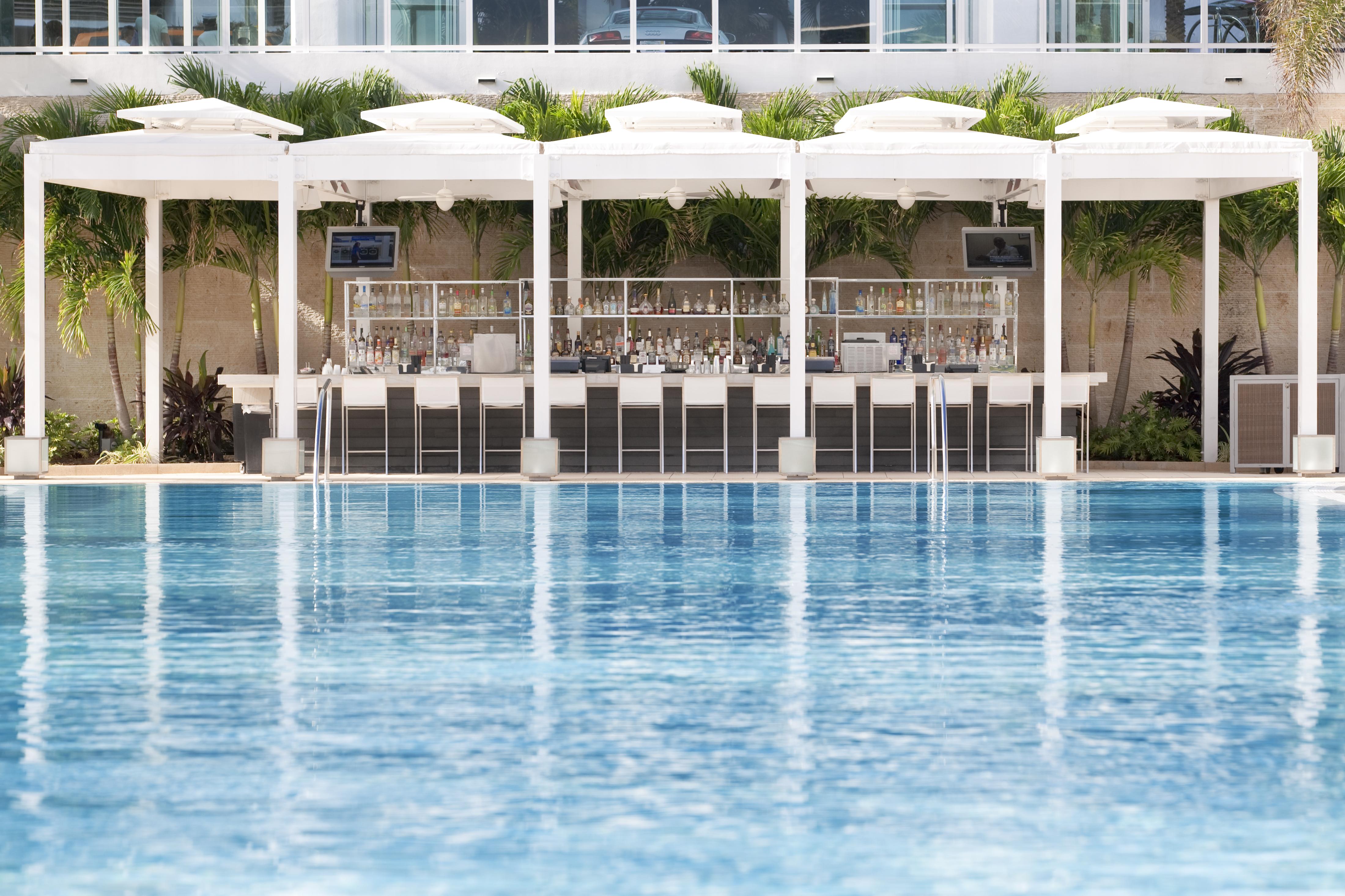Fontainebleau Miami Beach Esterno foto The swimming pool at the hotel