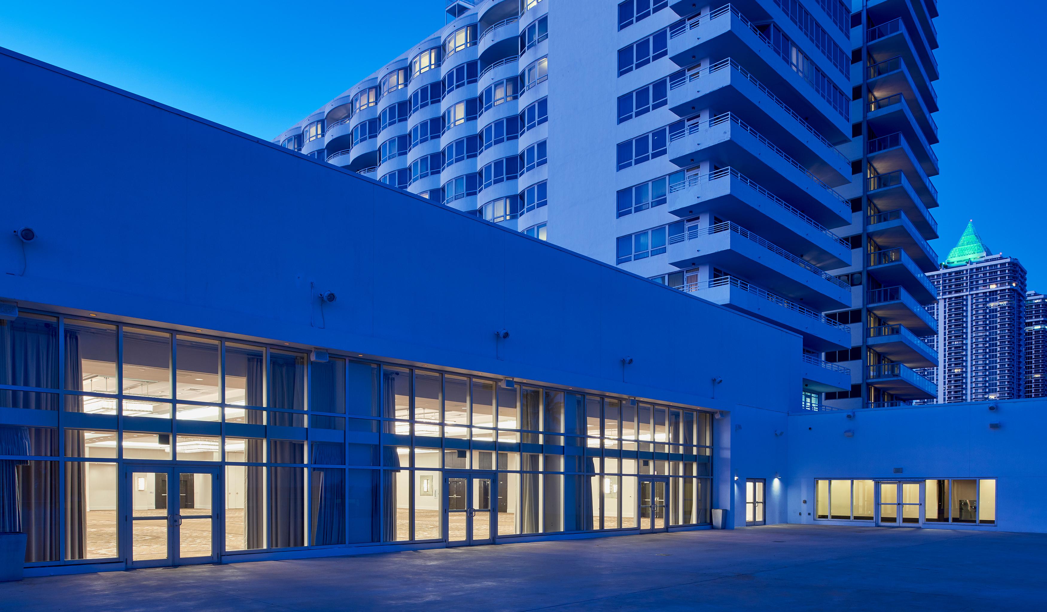 Fontainebleau Miami Beach Esterno foto The new building of the University of Applied Sciences