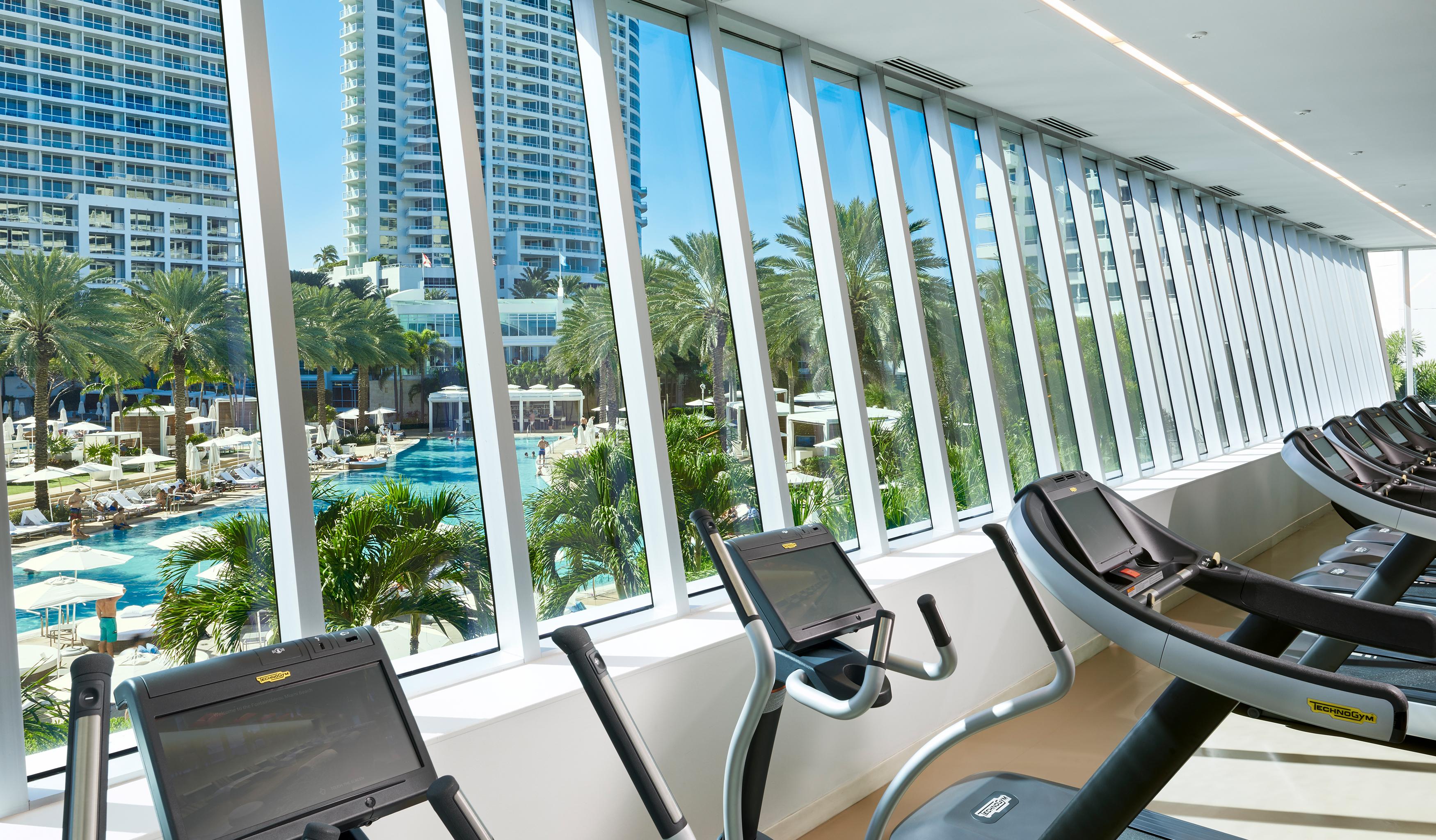 Fontainebleau Miami Beach Esterno foto The gym at The Westin