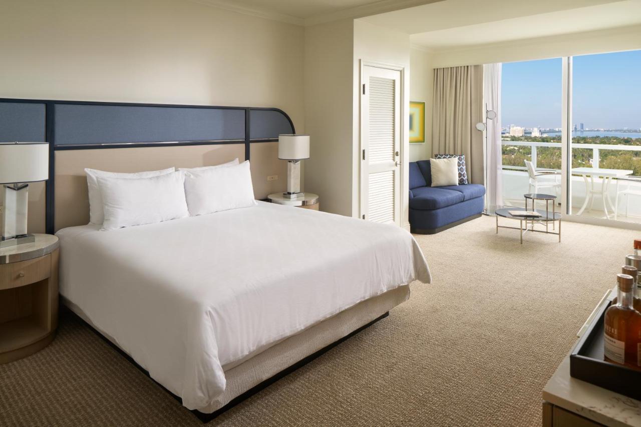 Fontainebleau Miami Beach Esterno foto A guest room at the Hilton San Diego Bayfront