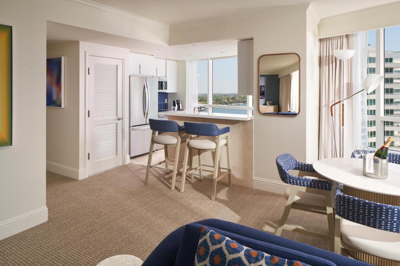 Fontainebleau Miami Beach Esterno foto A typical suite at The Ritz-Carlton, Naples
