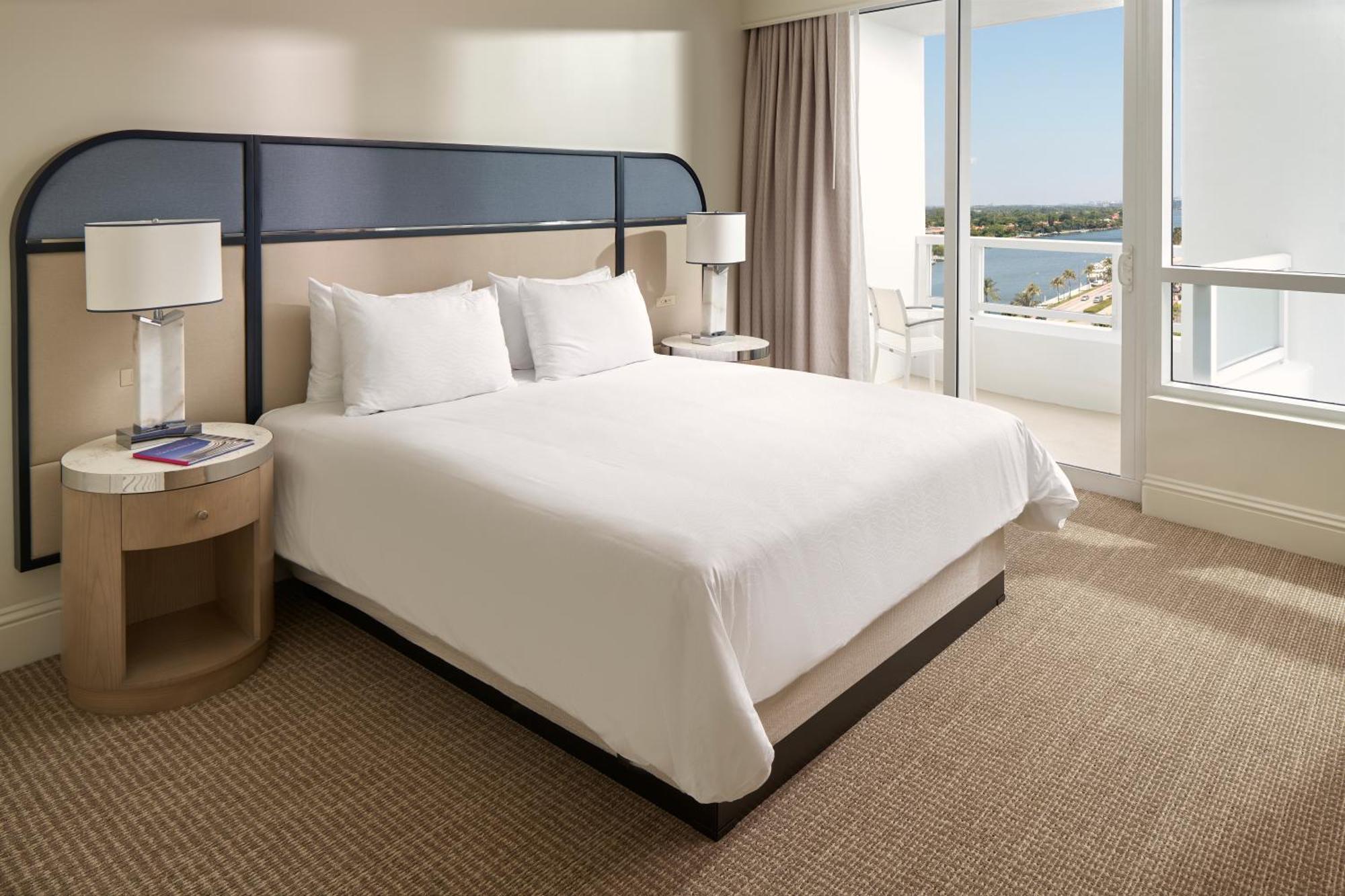 Fontainebleau Miami Beach Esterno foto A bedroom at the Hilton San Diego Bayfront