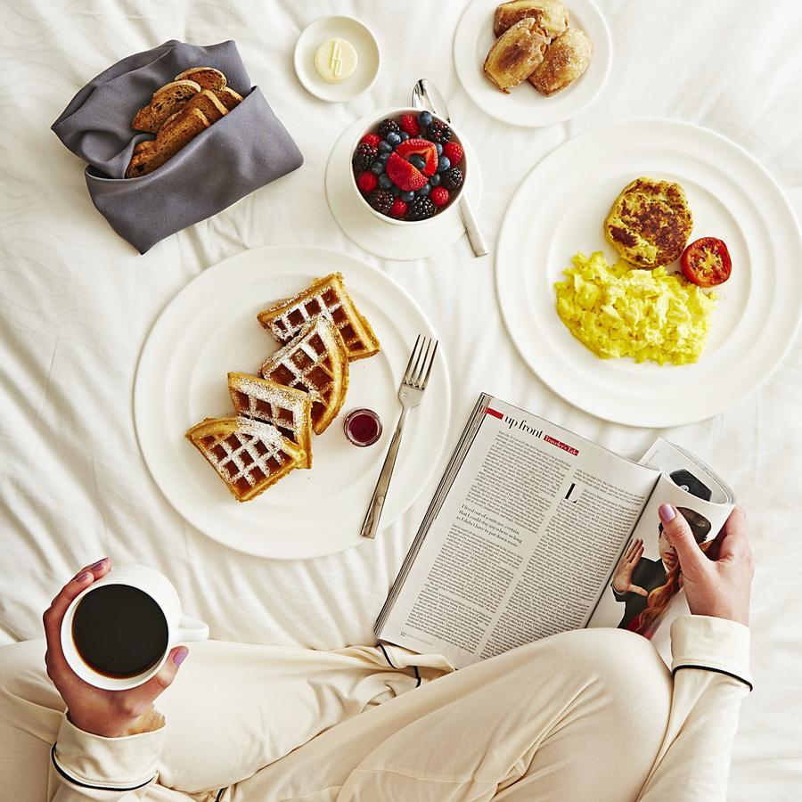 Fontainebleau Miami Beach Esterno foto A breakfast in bed