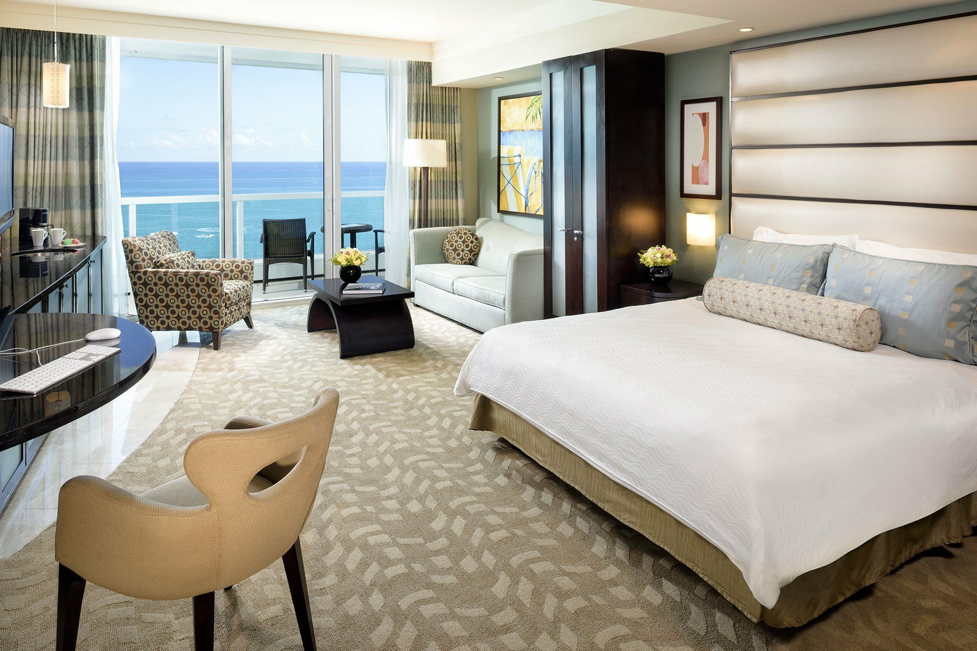 Fontainebleau Miami Beach Esterno foto A guest room at The Atlantis